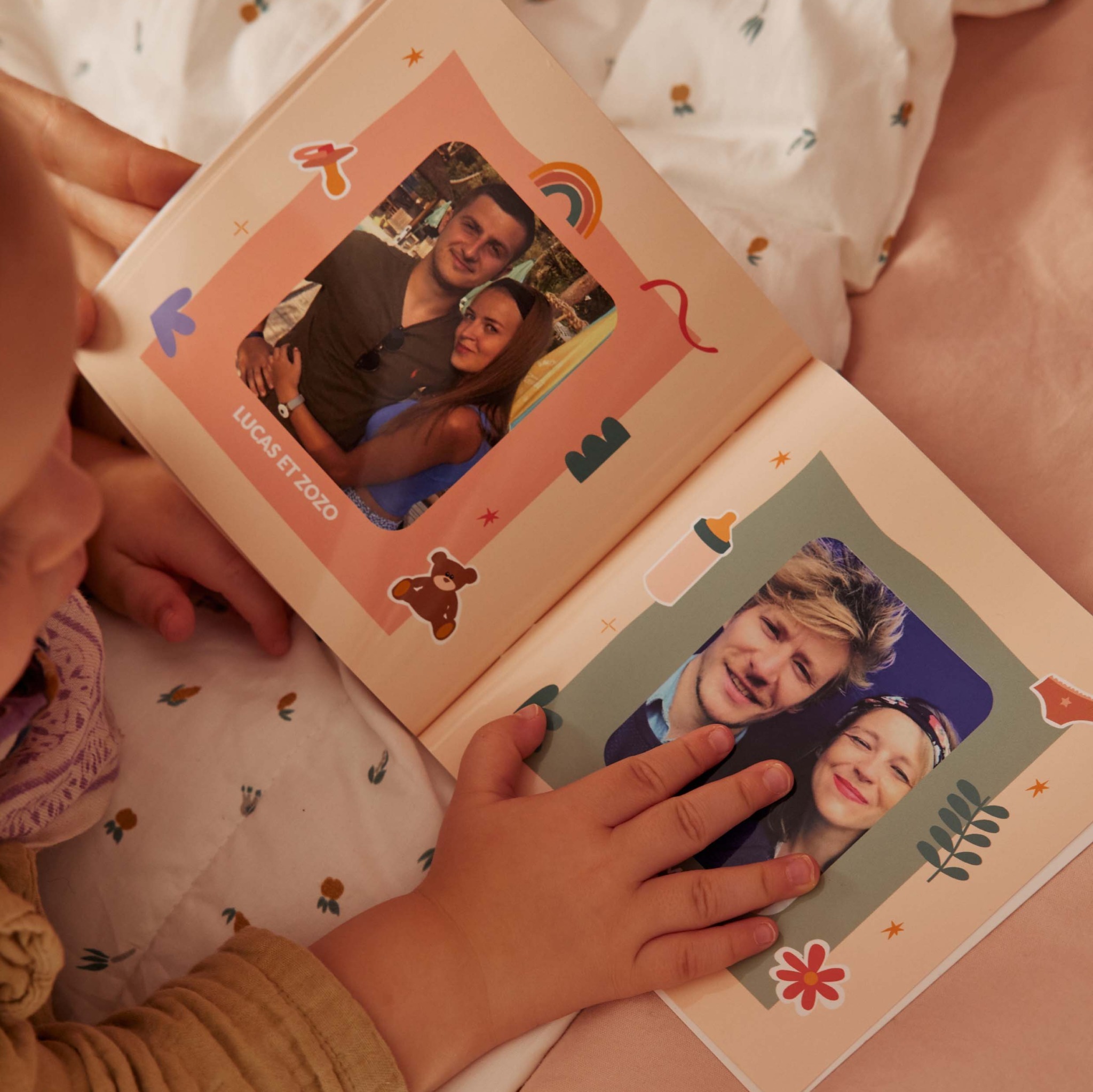 bambin lit un imagier personnamlisé avec les photos de sa famille
