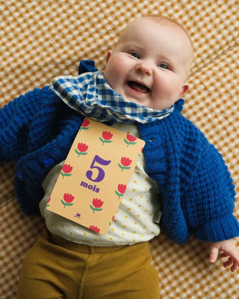 cartes étapes avec bébé pour ses 5 mois, carte coloré jaune avec des illustrations de fleurs