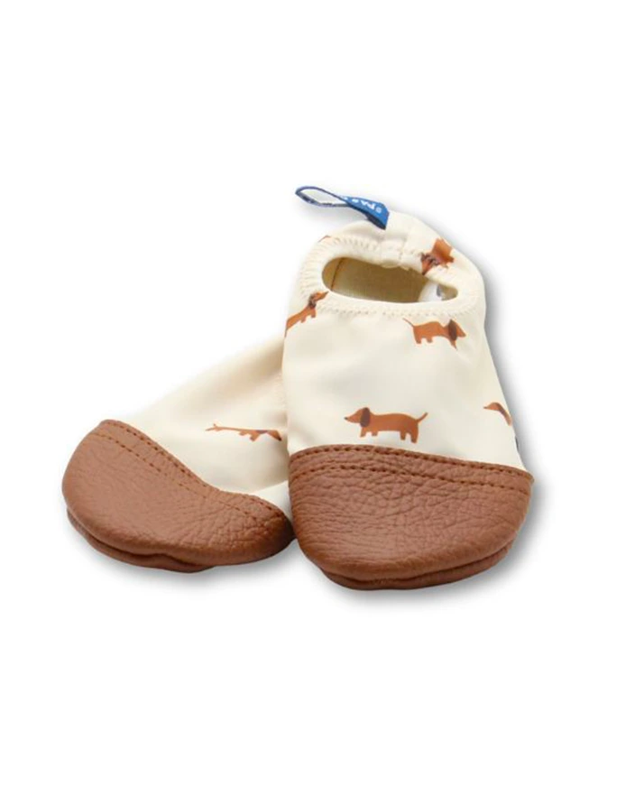 Offrez à vos pieds un cocon de douceur avec ces chaussons au motif teckels.