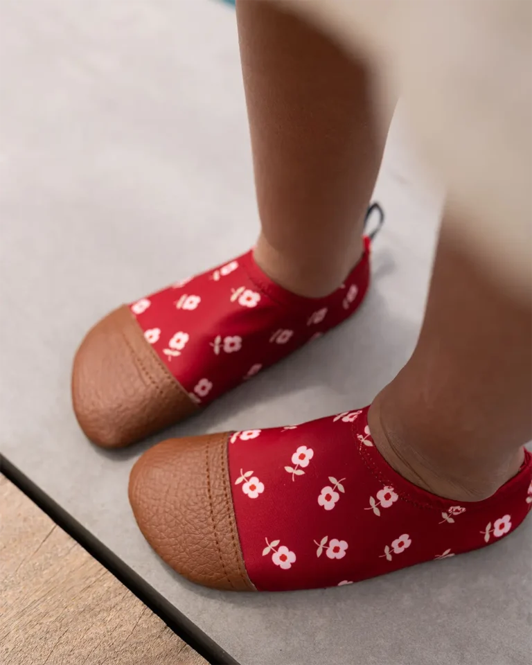 Offrez à vos pieds un cocon de douceur avec ces chaussons au motif teckels.