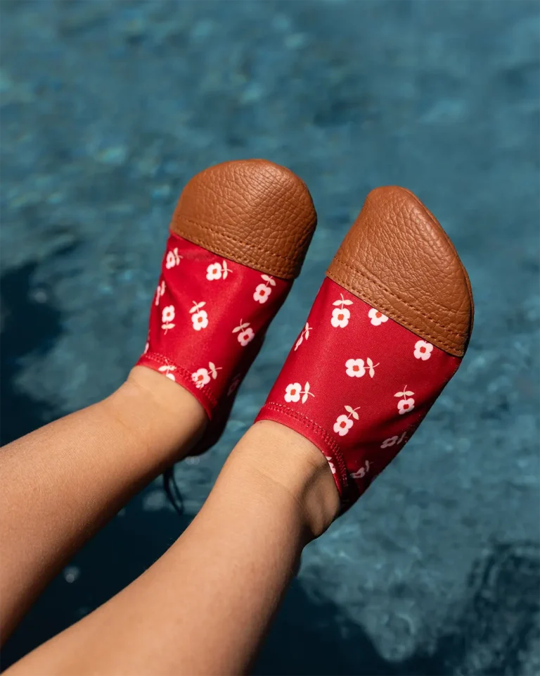 Offrez à vos pieds un cocon de douceur avec ces chaussons au motif teckels.