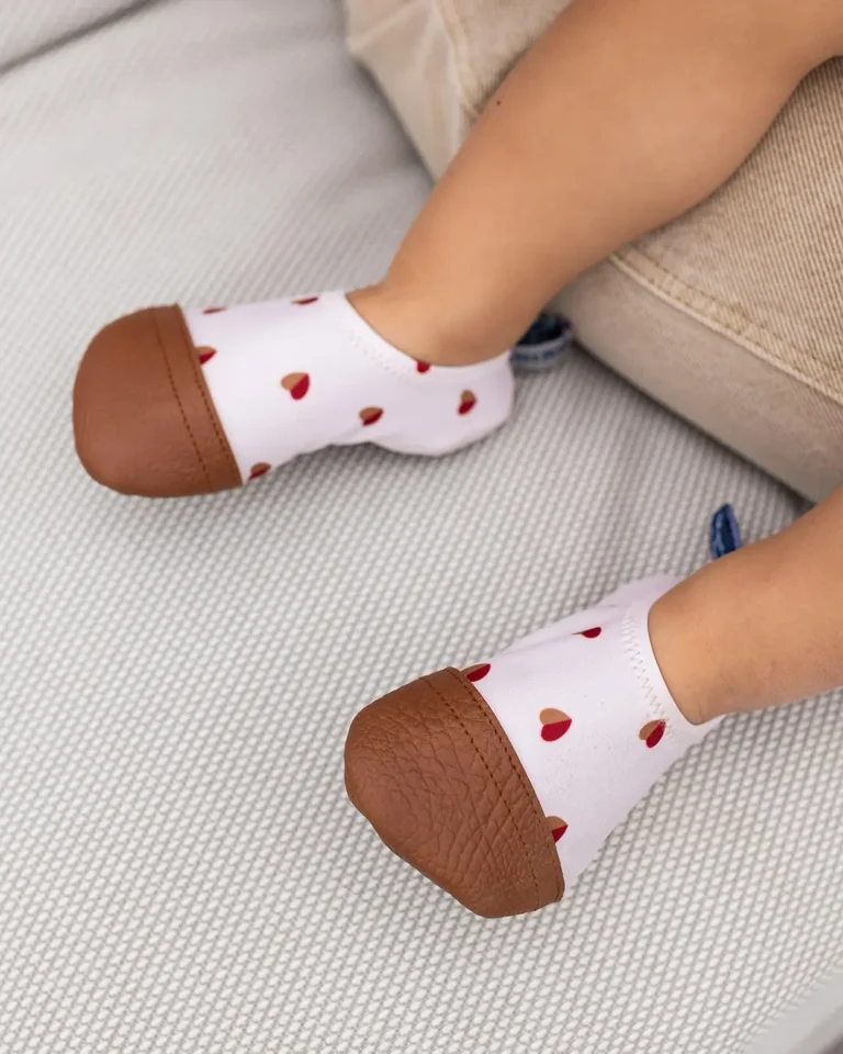 Offrez à vos pieds un cocon de douceur avec ces chaussons au motif teckels.