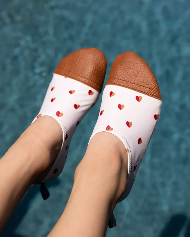 Offrez à vos pieds un cocon de douceur avec ces chaussons au motif teckels.