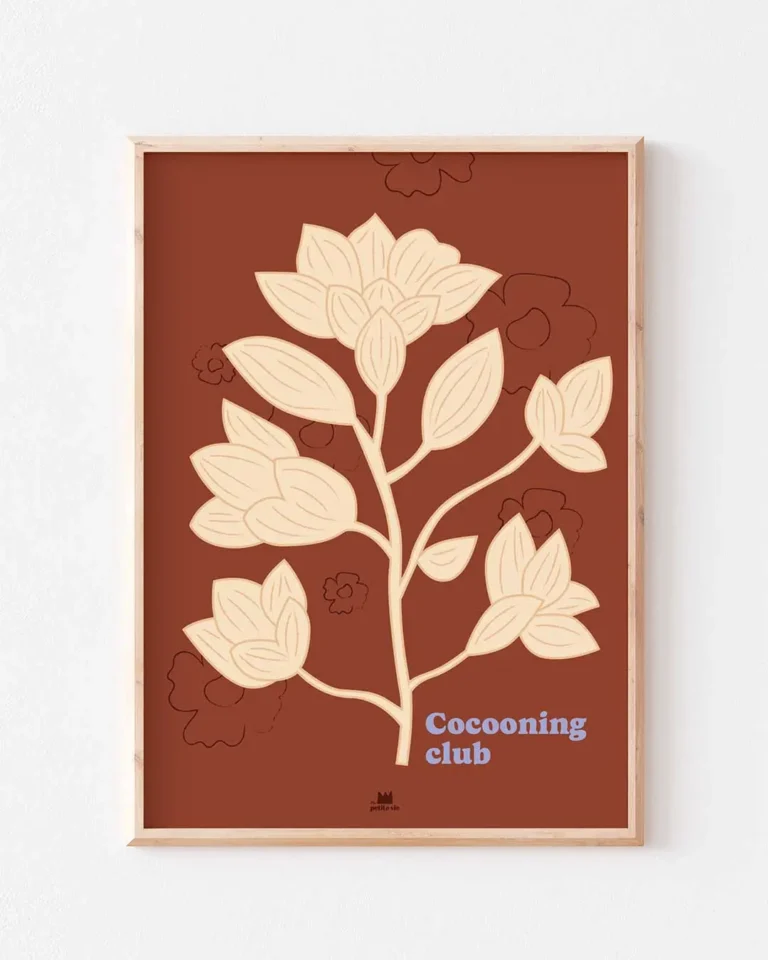 Affiche cocooning club avec des fleurs beiges sur un fond marron.