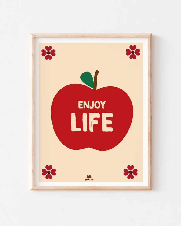 Affiche fond crème avec une pomme rouge et l'écriture Enjoy Life.