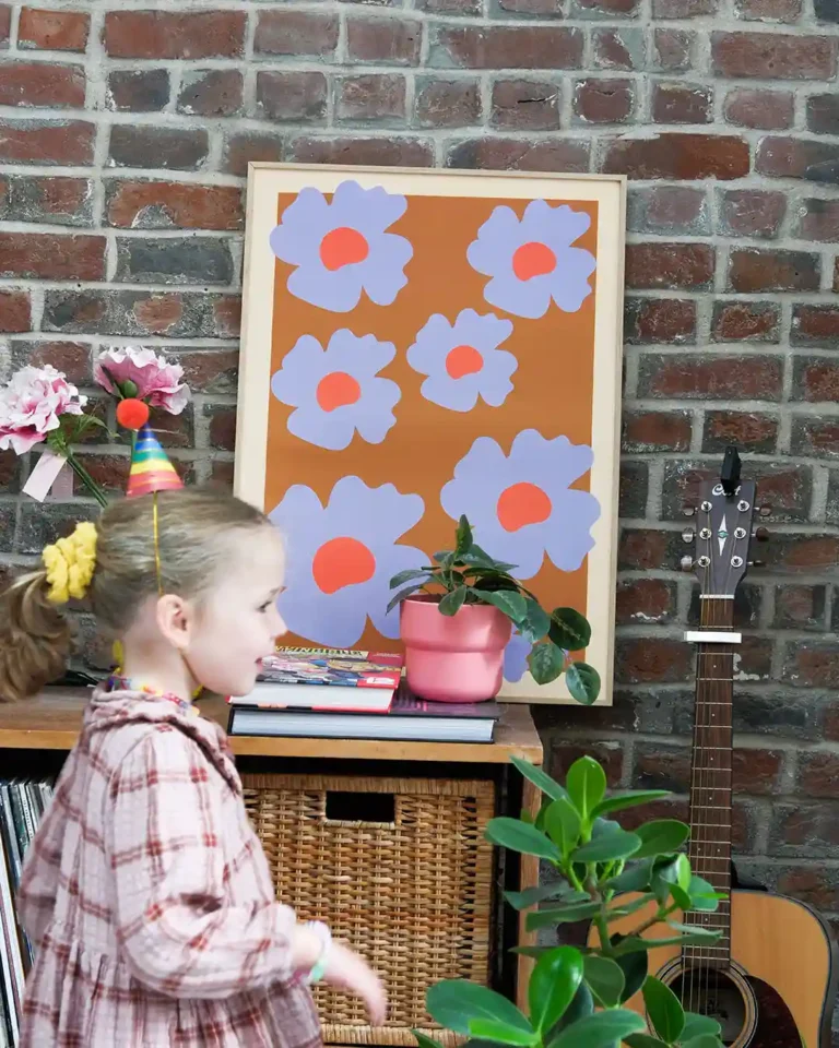 affiche marron avec des fleurs bleues en décalées