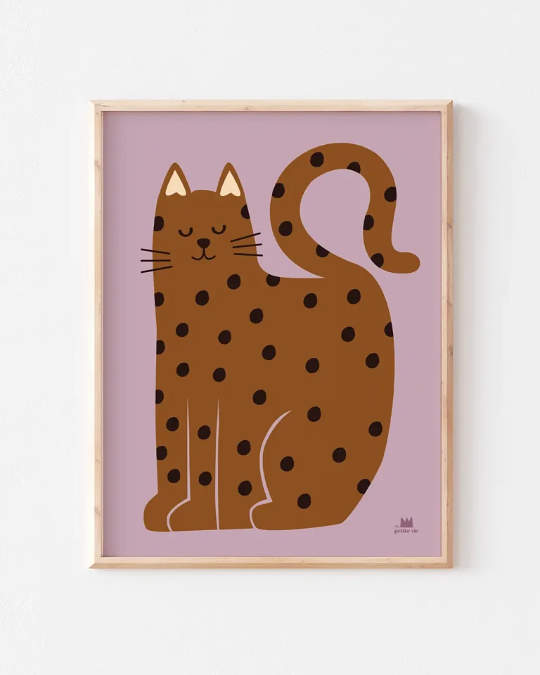 Affiche d'un chat tigré marron illustré sur une affiche au fond violet.