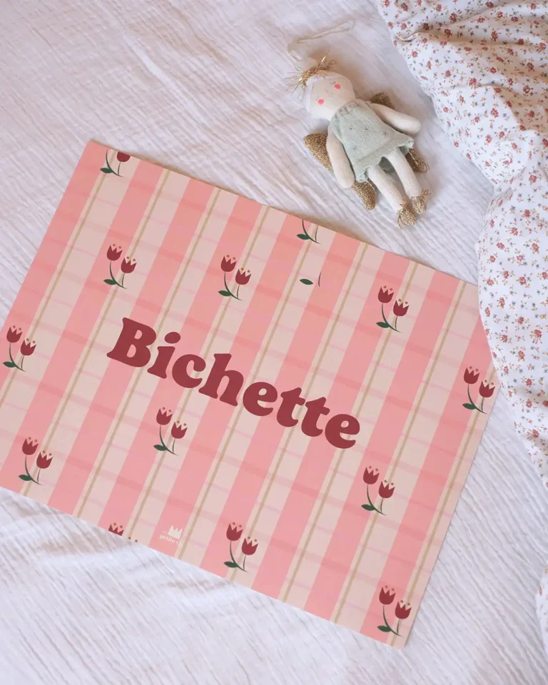 Affiche fond rose avec des fleurs et écriture bichette