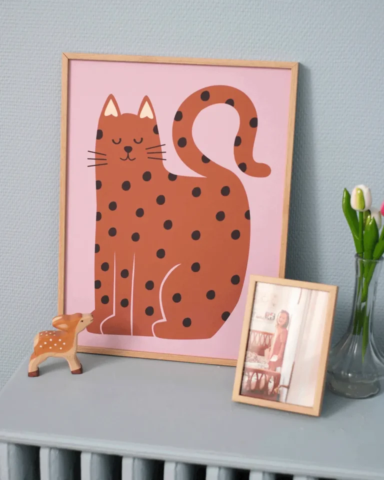 Affiche Chat tigré sur fond rose, affiche décoration enfant.