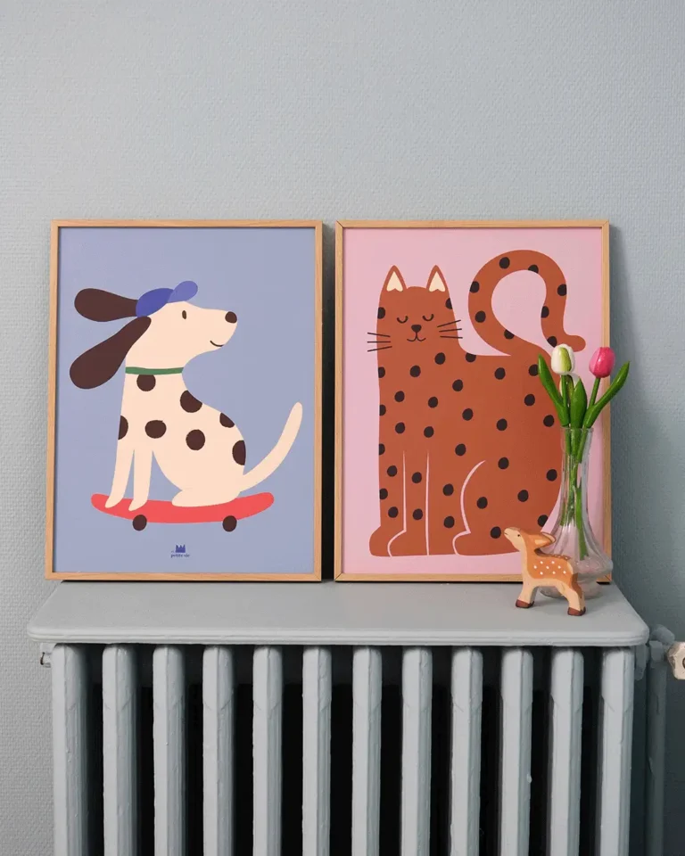 chien et chat affiches sur fonds de couleur