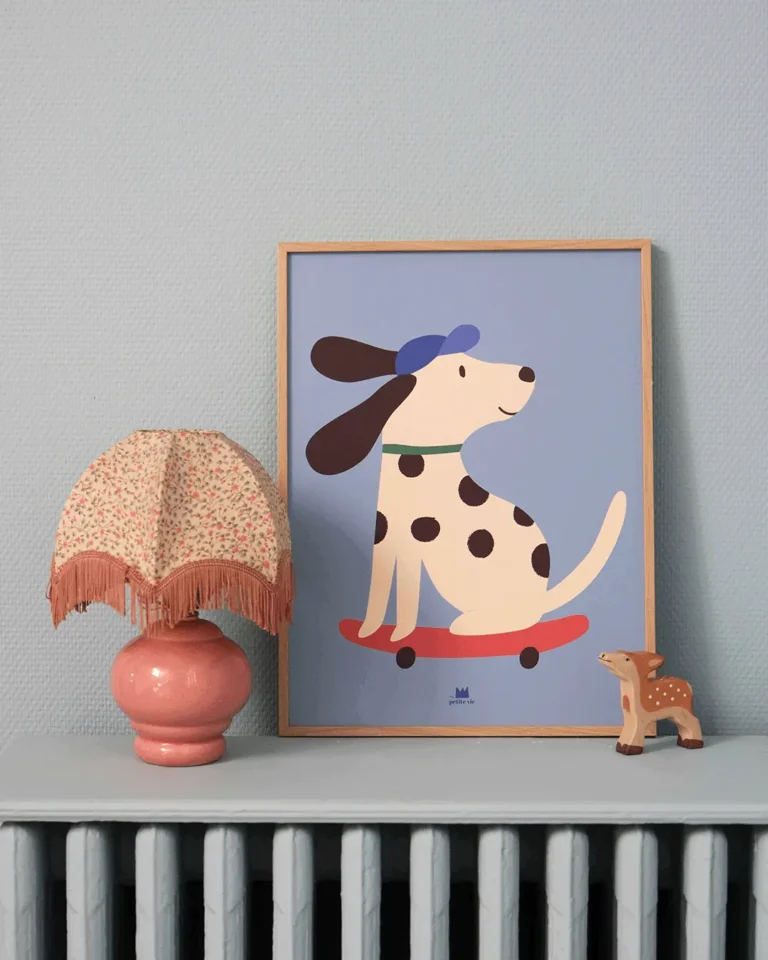 Chien dalmatien qui fait du skate sur un fond bleu