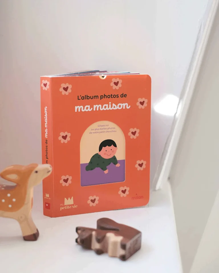 Livres avec insertions images illustrées.