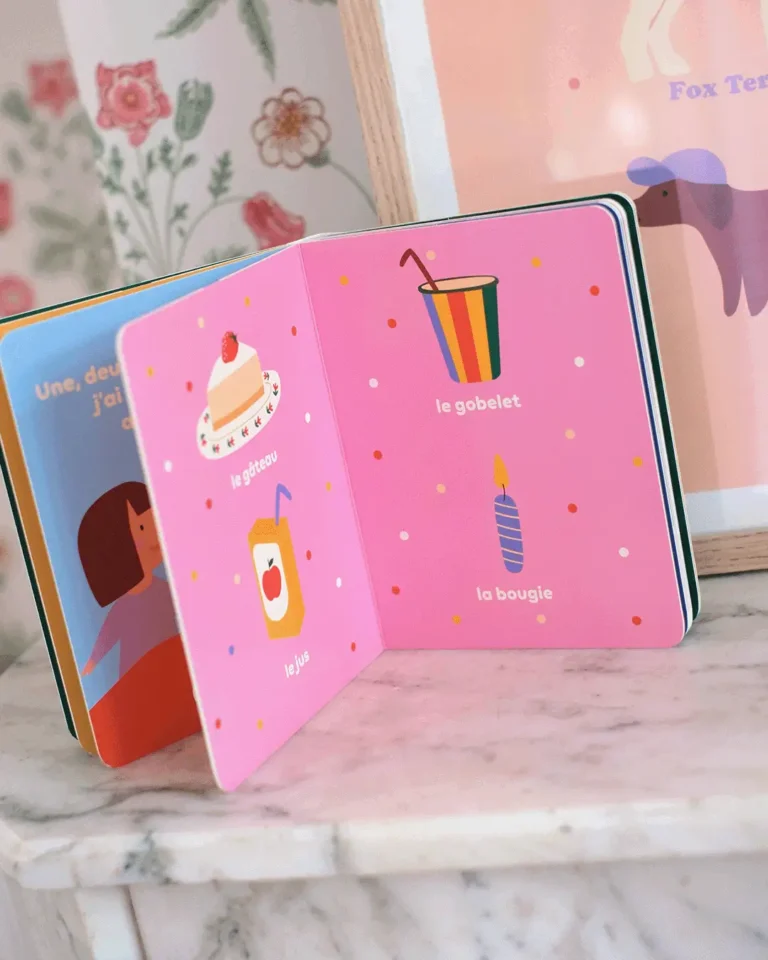 Livre ouvert illustré comme un imagier sur le thème anniversaire.
