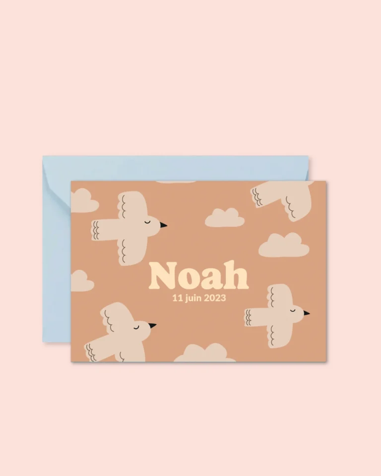 Faire-part de naissance beige avec oiseaux blanc et enveloppe bleue.