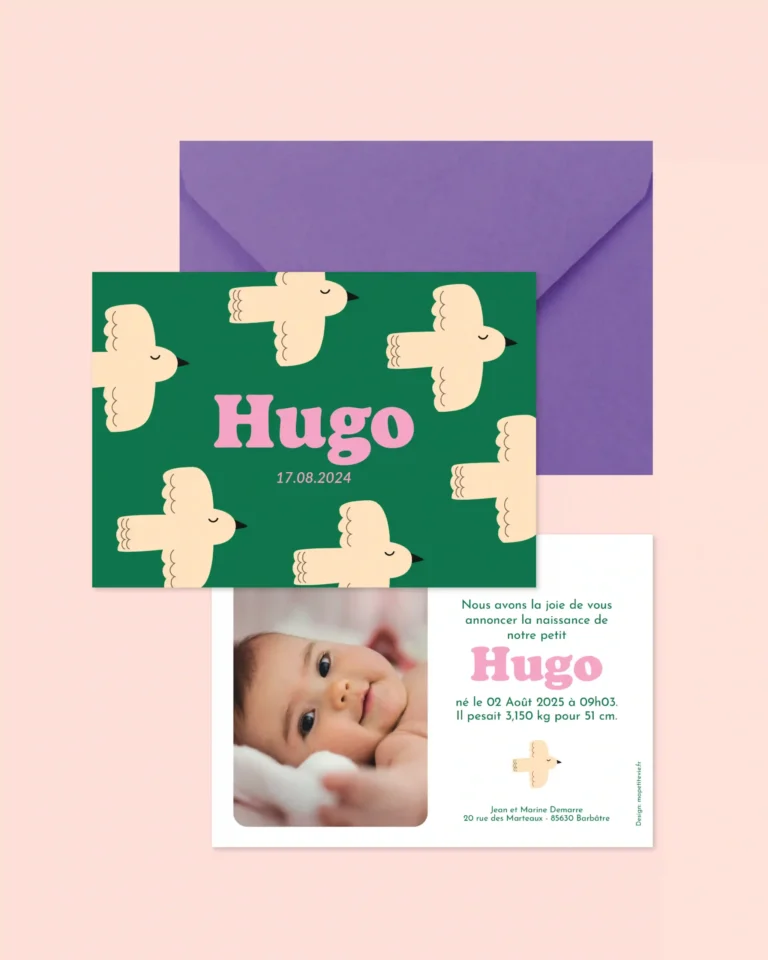 Faire part de naissance vert avec des oiseaux beiges et le prénom de bébé en rose.