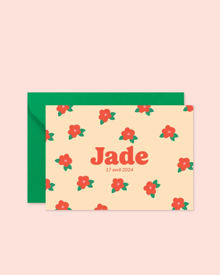Faire-part de naissance beige avec des fleurs rouges et le prénom du bébé en rouge.