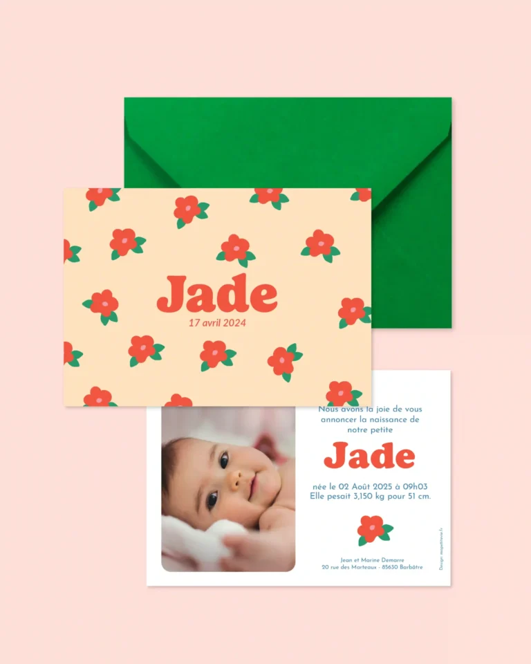 Faire-part de naissance beige avec des fleurs roses et le prénom de baby.