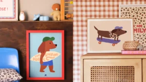 Affiches pour enfant qui représente un chien qui va faire du surf et un teckel qui fait du skate