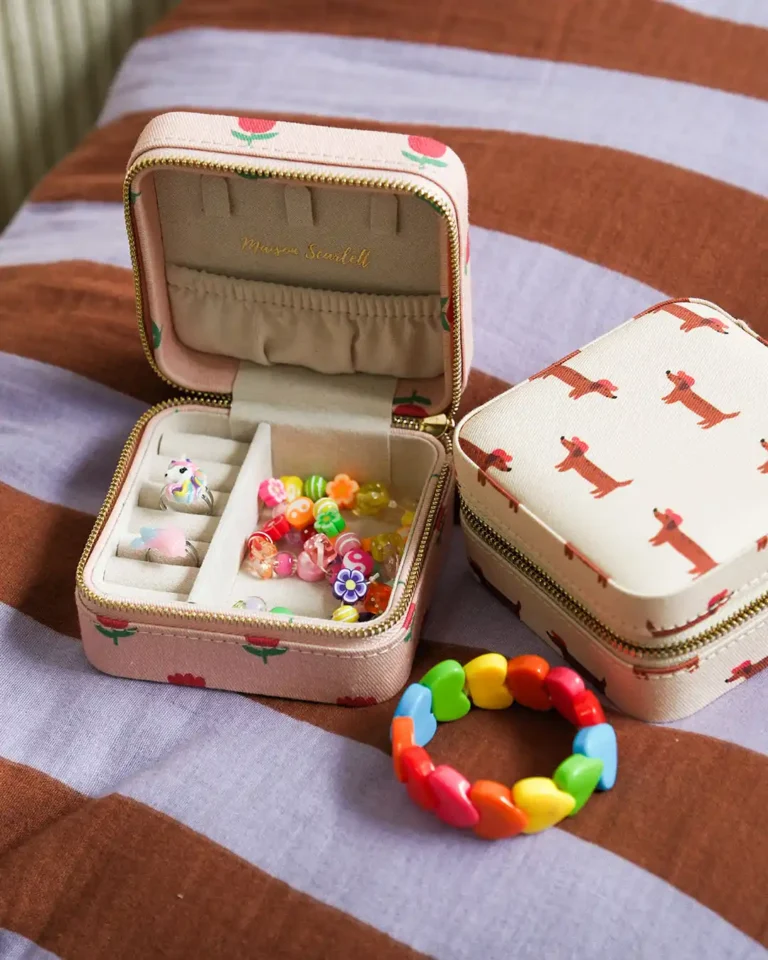 Boite à bijoux Maison Scarlett pour enfant beige avec un motifs Teckels dessiné par Ma Petite Vie. Cadeaux de Noël idéal.