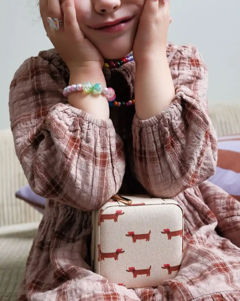 Boite à bijoux Maison Scarlett pour enfant beige avec un motifs Teckels dessiné par Ma Petite Vie. Cadeaux d'anniversaire pour enfant idéal.
