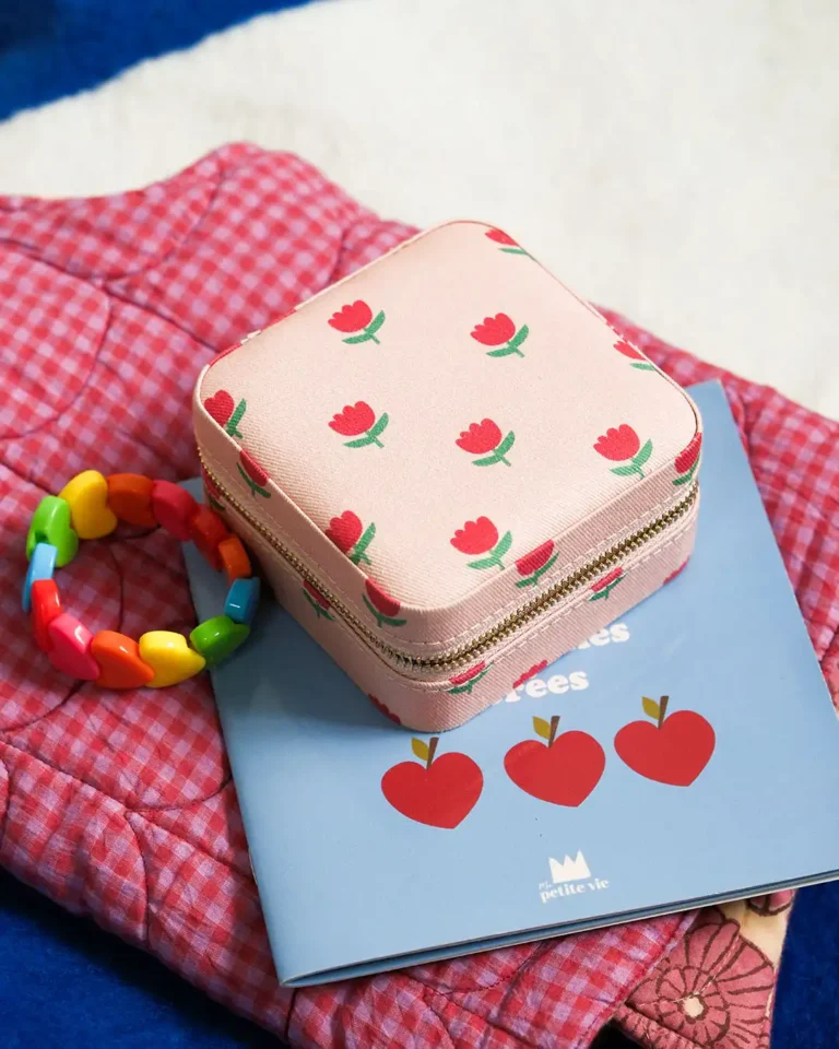 Boite à bijoux Maison Scarlett pour enfant beige avec un motifs fleurs dessiné par Ma Petite Vie. Cadeaux de Noël idéal.