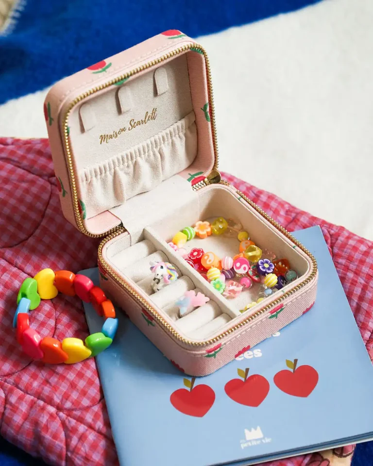 Boite à bijoux Maison Scarlett pour enfant beige avec un motifs fleurs dessiné par Ma Petite Vie. Cadeaux de Noël idéal.