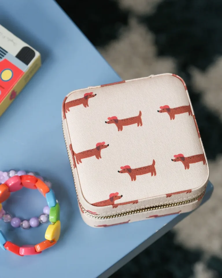 Boite à bijoux Maison Scarlett pour enfant beige avec un motifs Teckels dessiné par Ma Petite Vie.