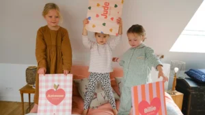 Offrez un cadeau de naissance personnalisé, comme une affiche prénom ou un livre photos pour faire plaisir à bébé et sa famille.